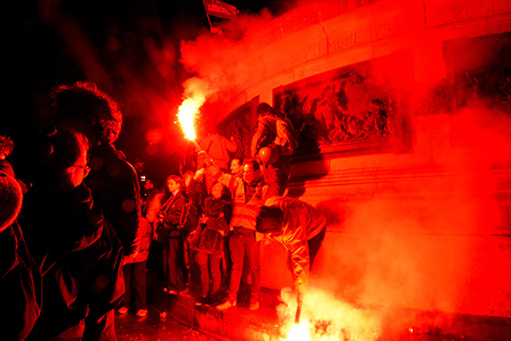 Photo de manifestants place de la Bastille à Paris